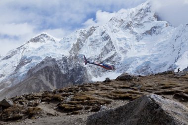 HIMALAYAS, NEPAL - CIRKA NOVEMBER, 2017: Dağlardan kurtarma helikopteri indi 