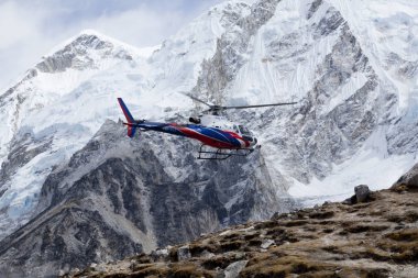 HIMALAYAS, NEPAL - CIRKA NOVEMBER, 2017: Dağlardan kurtarma helikopteri indi 