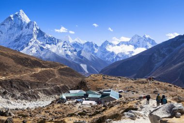 Everest ana kampına giden yürüyüşçüler, Khumbu vadisi, Sagarmatha ulusal parkı, Nepalli Himalayalar