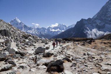 HIMALAYAS, NEPAL - CIRKA NOVEMBER 2017: Everest Ana Kampı 'na giden yürüyüşçüler, güzel güneşli hava ve muhteşem manzaralar