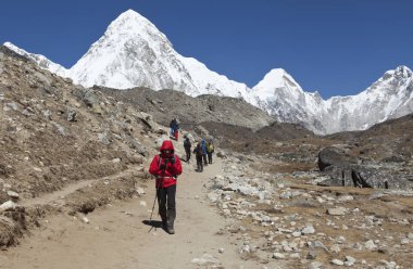 HIMALAYAS, NEPAL - CIRKA NOVEMBER 2017: Everest Ana Kampı 'na giden yürüyüşçüler, güzel güneşli hava ve muhteşem manzaralar