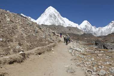 HIMALAYAS, NEPAL - CIRKA NOVEMBER 2017: Everest Ana Kampı 'na giden yürüyüşçüler, güzel güneşli hava ve muhteşem manzaralar