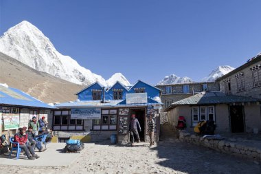 HIMALAYAS, NEPAL - CIRKA NOVEMBER, 2017: eski dağ köyünde turistler. Lobuche, Şerpa Köyü. Himalayalar