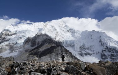 Everest ana kampına giden yürüyüşçüler, Khumbu vadisi, Sagarmatha ulusal parkı, Nepalli Himalayalar