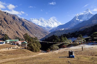 HIMALAYAS, NEPAL - CIRKA NOVEMBER, 2017: eski dağ köyünde turistler. Lobuche, Şerpa Köyü. Himalayalar