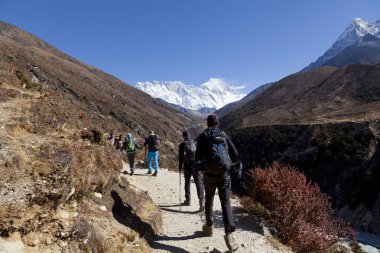 HIMALAYAS, NEPAL - CIRKA NOVEMBER 2017: Everest Ana Kampı 'na giden yürüyüşçüler, güzel güneşli hava ve muhteşem manzaralar