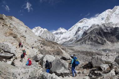 HIMALAYAS, NEPAL - CIRKA NOVEMBER 2017: Everest Ana Kampı 'na giden yürüyüşçüler, güzel güneşli hava ve muhteşem manzaralar