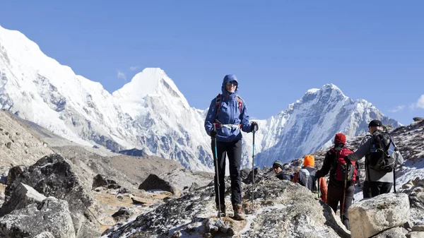 Himalayas Nepal Cirka Listopad 2017 Turyści Drodze Obóz Everest Piękna — Zdjęcie stockowe