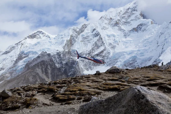 Himalayas Nepal Cirka November 2017 Rescue Helicopter Taking Mountains — Stock Photo, Image