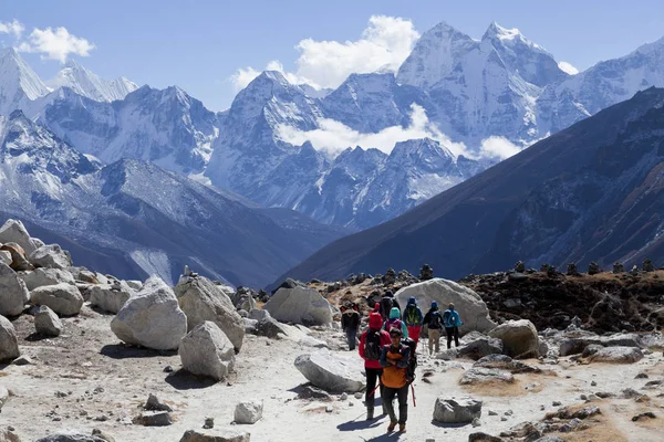 Himalayas Nepal Cirka Listopad 2017 Turyści Drodze Obóz Everest Piękna — Zdjęcie stockowe