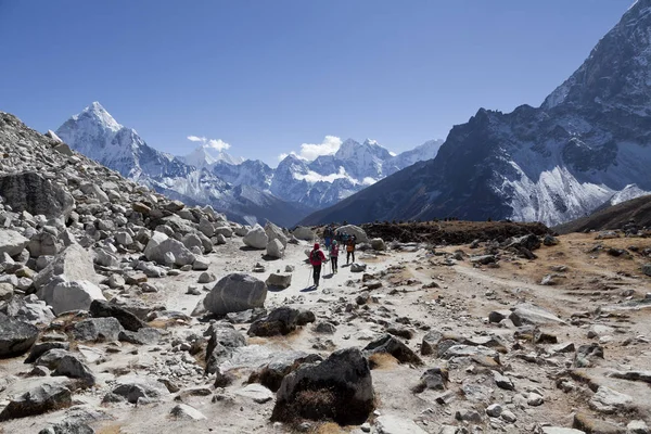Himalayas Nepal Cirka Listopad 2017 Turyści Drodze Obóz Everest Piękna — Zdjęcie stockowe