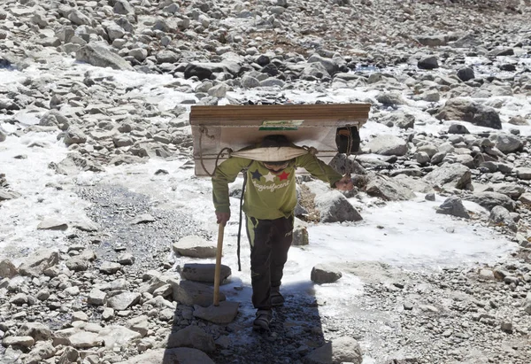 Himalayas Nepal Cirka Listopad 2017 Portier Sherpa Pełnym Obciążeniem Ścianami — Zdjęcie stockowe