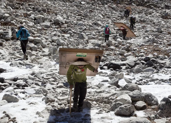 Himalayas Nepal Cirka Νοεμβριοσ 2017 Πλήρης Φορτωμένο Sherpa Porter Μεταφέρουν — Φωτογραφία Αρχείου
