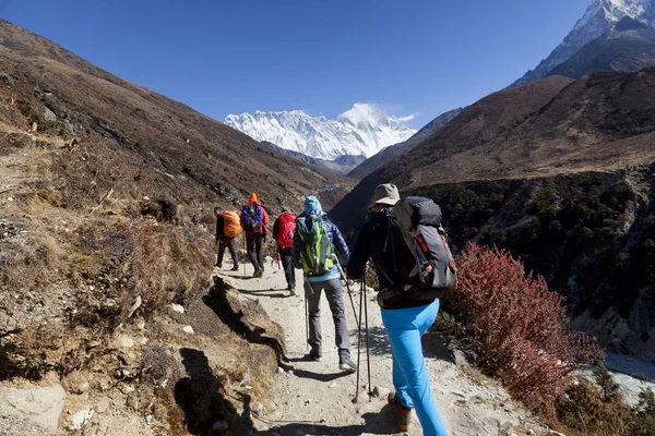 Himalayas Nepal Cirka November 2017 Everest Ana Kampı Giden Yürüyüşçüler — Stok fotoğraf