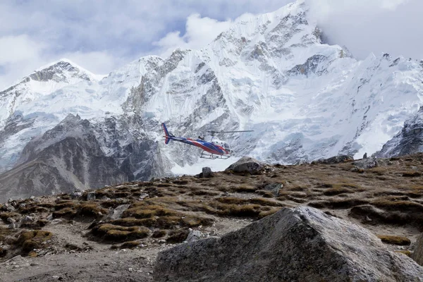Himalayas Nepal Cirka Listopad 2017 Śmigłowiec Ratowniczy Górach Obraz Stockowy