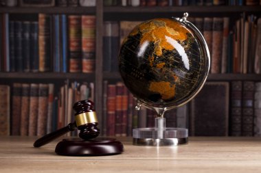 Hakimin tokmak ve adalet ve kitap backgroundlaw kavramının ölçekler. Hukuk ve adalet sembolleri kompozisyon