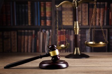 Hakimin tokmak ve adalet ve kitap backgroundlaw kavramının ölçekler. Hukuk ve adalet sembolleri kompozisyon