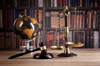 Hakimin tokmak ve adalet ve kitap backgroundlaw kavramının ölçekler. Hukuk ve adalet sembolleri kompozisyon