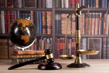 Hakimin tokmak ve adalet ve kitap backgroundlaw kavramının ölçekler. Hukuk ve adalet sembolleri kompozisyon