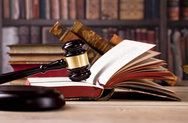 Juez Gavel Escalas Justicia Libros Leyes Segundo Plano Oficina Legal — Foto de Stock