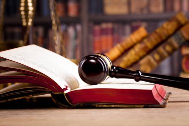Hakimin tokmak ve adalet ve kitap backgroundlaw kavramının ölçekler. Hukuk ve adalet sembolleri kompozisyon