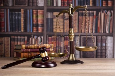Hakimin tokmak ve adalet ve kitap backgroundlaw kavramının ölçekler. Hukuk ve adalet sembolleri kompozisyon