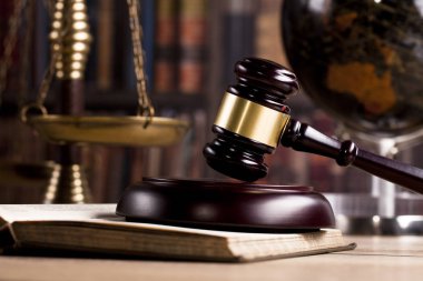 Hakimin tokmak ve adalet ve kitap backgroundlaw kavramının ölçekler. Hukuk ve adalet sembolleri kompozisyon
