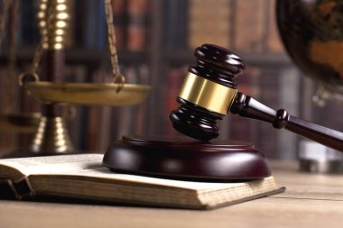 Hakimin tokmak ve adalet ve kitap backgroundlaw kavramının ölçekler. Hukuk ve adalet sembolleri kompozisyon