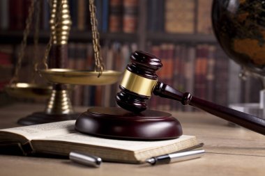 Ahşap hakimin Tokmak, ölçekler adalet ve hukuk kitapları içinde belgili tanımlık geçmiş. Hukuk Dairesi