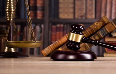 Hakimin tokmak ve adalet ve kitap backgroundlaw kavramının ölçekler. Hukuk ve adalet sembolleri kompozisyon