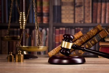 Ahşap hakimin Tokmak, ölçekler adalet ve hukuk kitapları içinde belgili tanımlık geçmiş