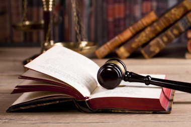 Hakimin Tokmak, hukuk ve adalet sembolleri