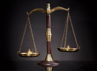 Hakimin tokmak ve adalet ve kitap backgroundlaw kavramının ölçekler. Hukuk ve adalet sembolleri kompozisyon