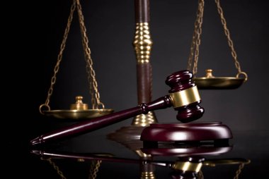 Hakimin tokmak ve adalet ve kitap backgroundlaw kavramının ölçekler. Hukuk ve adalet sembolleri kompozisyon