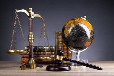 Hakimin tokmak ve adalet ve kitap arka plan ölçekleri. Hukuk kavramı. Hukuk ve adalet sembolleri kompozisyon
