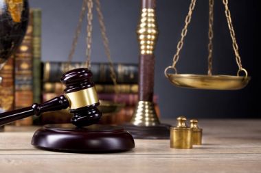 Hakimin tokmak ve adalet ve kitap arka plan ölçekleri. Hukuk kavramı. Hukuk ve adalet sembolleri kompozisyon