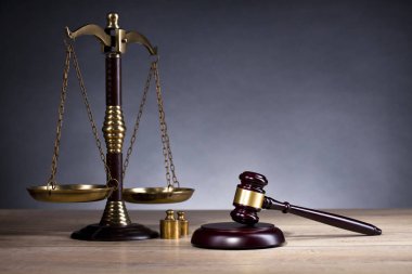 Hukuk dairesi. Hakimin tokmak ve adaletin terazisi 