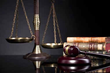 Hakimin tokmak ve adalet ve kitap arka plan ölçekleri. Hukuk kavramı. Hukuk ve adalet sembolleri kompozisyon