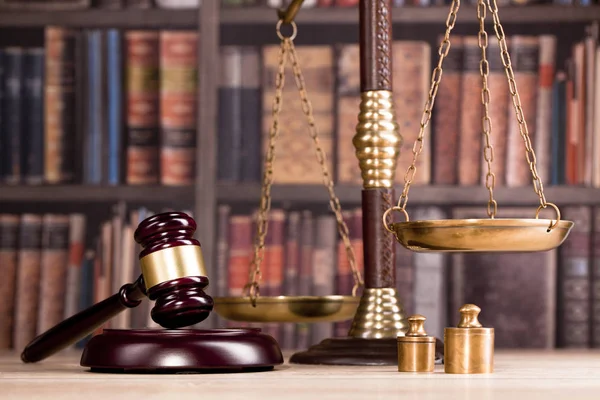 Bíró Marok Mérlegek Bel Igazságügyi Törvény Könyvek Háttérben Ügyvédi Iroda — Stock Fotó