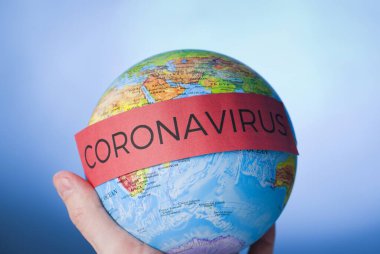 Dünya üzerinde Corona virüsü kırmızı bayrağı. Corona virüsüyle savaş. Virüse karşı savaş kavramı. Coronavirüs salgını. Salgın.