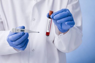 Coronavirus 2019 nCoV kan örneği. Corona virüsü salgını. Salgın Virüs Solunum Sendromu. Coronavirüs Sembolleri. Temeperature yakın çekim dijital termometre