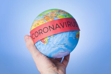Coronavirus. Covid-19. Koronavirüs salgını. Coronavirüs 2019. Koronavirüs salgınıyla ilgili metni olan bir dünya..