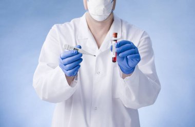 Coronavirus kan testi sonucu vakum test tüpündeki koronavirüs enfeksiyonu laboratuardaki Coronavirus metniyle doktorların ellerinde..