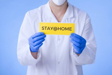 Coronavirus Karantinası, yazılı uyarı işareti beyaz önlüklü, eldivenli, yüzü tıbbi maskeli doktorların elinde. Karantina koronavirüsü salgını. Coronavirüs salgını.