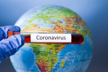 Coronavirus. Covid-19. Koronavirüs salgını. Coronavirüs 2019. Koronavirüs salgınıyla ilgili metni olan bir dünya..