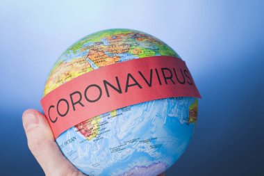 Coronavirus. Covid-19. Koronavirüs salgını. Coronavirüs 2019. Koronavirüs salgınıyla ilgili metni olan bir dünya..