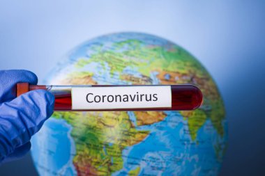 Coronavirus. Covid-19. Koronavirüs salgını. Coronavirüs 2019. Koronavirüs salgınıyla ilgili metni olan bir dünya..