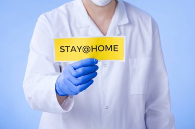 Coronavirus Karantinası, yazılı uyarı işareti beyaz önlüklü, eldivenli, yüzü tıbbi maskeli doktorların elinde. Karantina koronavirüsü salgını. Coronavirüs salgını.