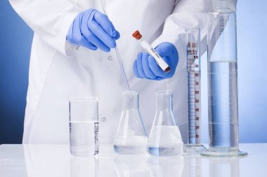 Coronavirus kan testi sonucu vakum test tüpündeki koronavirüs enfeksiyonu laboratuardaki Coronavirus metniyle doktorların ellerinde..