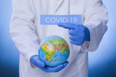 Coronavirus. Covid-19. Koronavirüs salgını. Coronavirüs 2019. Koronavirüs salgınıyla ilgili metni olan bir dünya..